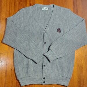 IZOD Men Gray V Neck‎ Button Up Cardigan Sweater M Acrylic Made USA Crest Logo